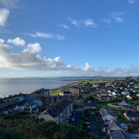Visão aérea da cidade Criccieth, País de Gales