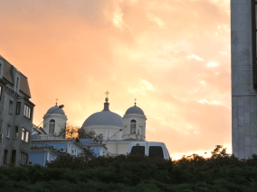 Horizonte mostra edificações antigas com cúpula ao por do sol