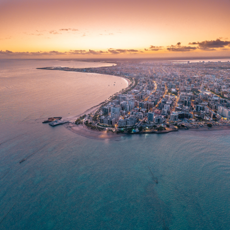 Vista aérea da orla da Ponta Verde, bairro de Maceió-Alagoas