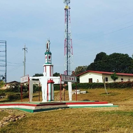 Imagem em de marco da cidade de Muramvya, nas cores vermelho, branco e verde.